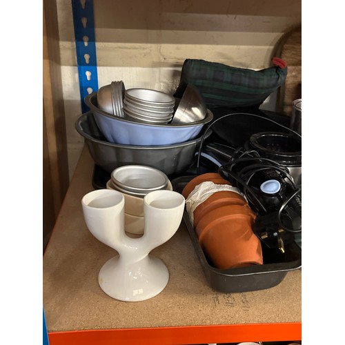 481 - SHELF OF GOOD QUALITY KITCHENWARE AND HOUSEHOLD ITEMS TO INCLUDE ENAMEL ROASTER, COPPER PLATE, MOULD... 