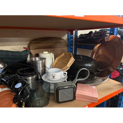 481 - SHELF OF GOOD QUALITY KITCHENWARE AND HOUSEHOLD ITEMS TO INCLUDE ENAMEL ROASTER, COPPER PLATE, MOULD... 