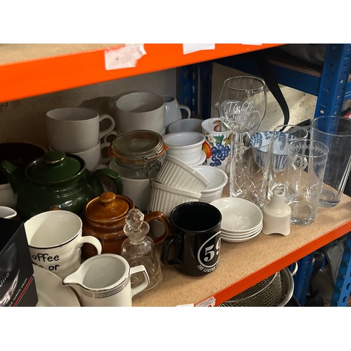 482 - SHELF OF MIXED KITCHENWARE TO INCLUDE BOXED WINE PURIFIER, RAMEKINS, LARGE CUPS, PIMM'S JUG, PIE FUN... 