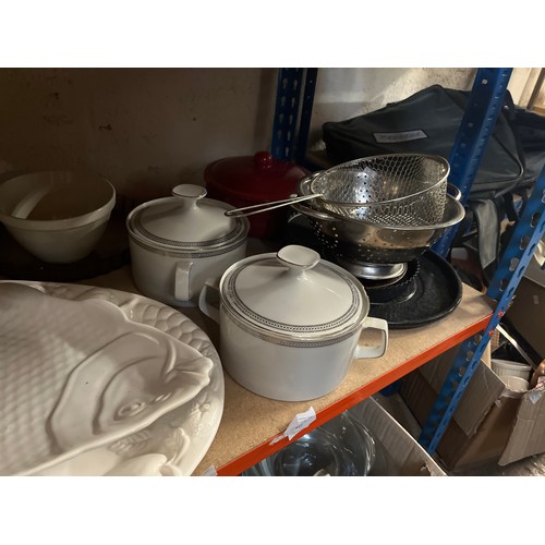 483 - SHELF OF GOOD QUALITY KITCHENWARE TO INCLUDE FISH PLATTER PLUS LARGE WHITE PLATTER, PUDDING BOWL, OV... 