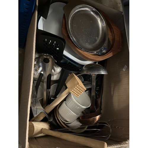 484 - BOX OF GOOD QUALITY KITCHENWARE TO INCLUDE ENAMEL PANS, COPPER LADLE, MEAT TENDERISERS ETC