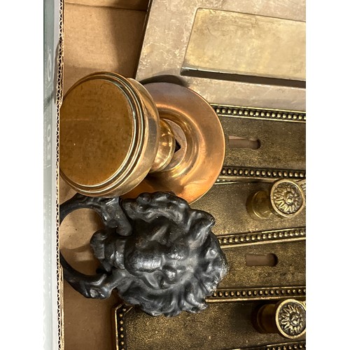 380 - BOX OF BRASS DOOR FURNITURE AND A LION DOOR KNOCKER