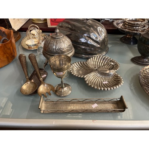 384 - LARGE COLLECTION OF SILVER PLATE ITEMS TO INCLUDE FOOD COVERS, HOT WATER JUG, SERVING BOWLS, SALAD S... 