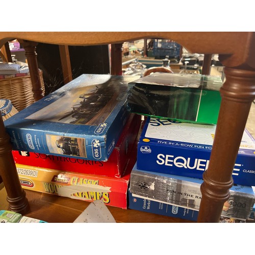 390 - LARGE COLLECTION OF GAMES AND PUZZLES TO INCLUDE SHERLOCK HOLMES, SCATTERGORIES, THE DAMBUSTERS, GOL... 