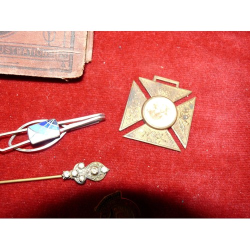 59C - TUB OF VINTAGE COLLECTABLES INCLUDING AN 1897 QUEEN VICTORIA DIAMOND JUBILEE MEDAL CONTAINING MINIAT... 