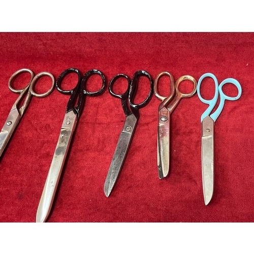 31 - 5 PAIRS OF SCISSORS TO INCLUDE TAILORS / DRESSMAKERS, PINKING SHEARS