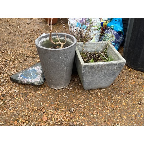 516 - 2 CONCRETE PLANTERS PLUS A WOODEN PLANTER AND A CONCRETE TRIANGLE WITH '21' ON