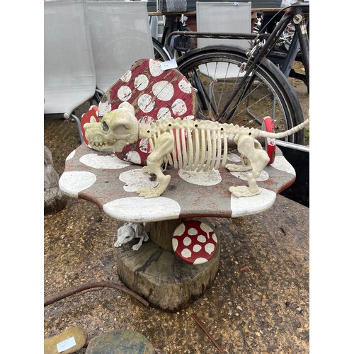 544 - SELECTION OF GARDEN TOODSTOOL ORNAMENTS PLUS A SKELETON DOG