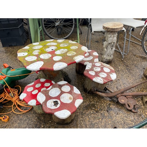 547 - CHILDRENS GARDEN TOADSTOOL TABLE AND 4 STOOLS