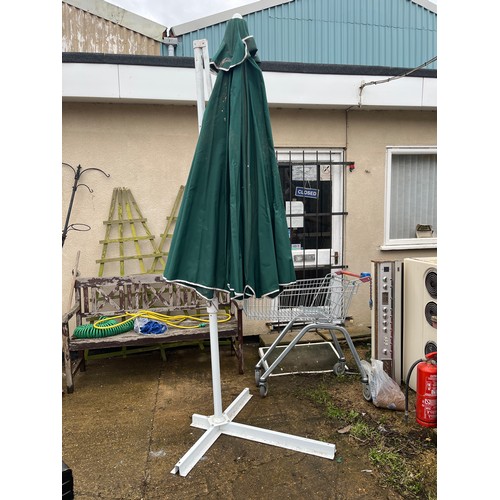 553 - LARGE PARASOL STAND WITH ADJUSTABLE ARM AND GREEN PARASOL