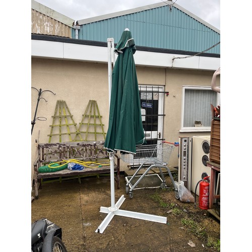 553 - LARGE PARASOL STAND WITH ADJUSTABLE ARM AND GREEN PARASOL