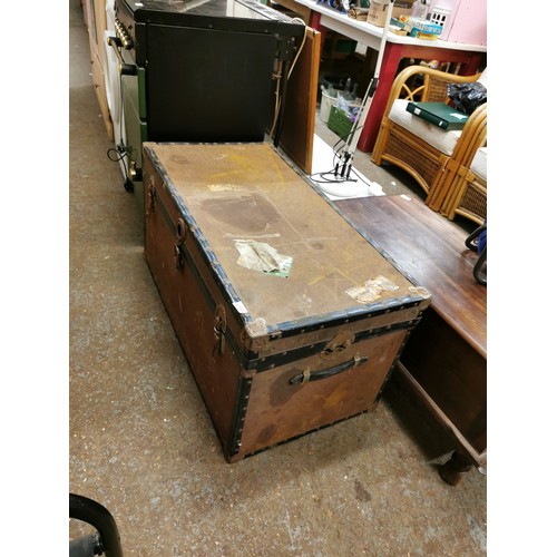 452A - LARGE VINTAGE STEAMER TRUNK