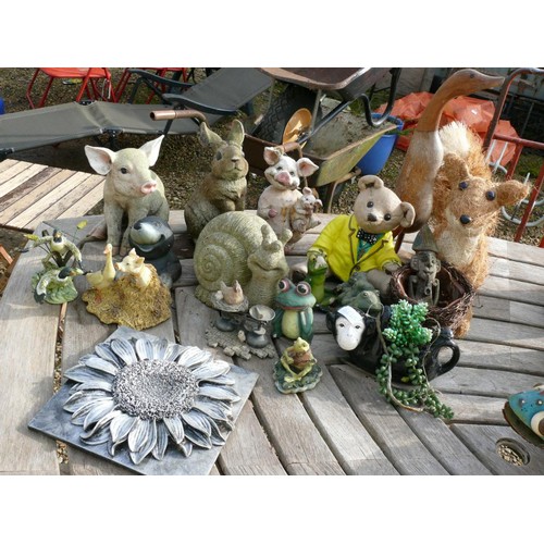 529B - COLECTION OF GARDEN ORNAMENTS TO INCLUDE SUNFLOWER, PIGS, HARE, BASIL BRUSH, FROGS, SNAIL, MOUSE AND... 