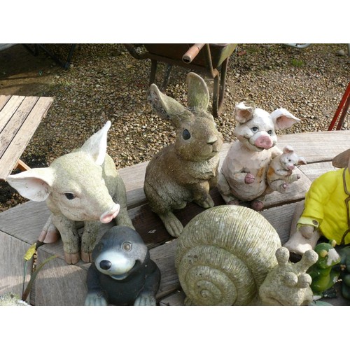 529B - COLECTION OF GARDEN ORNAMENTS TO INCLUDE SUNFLOWER, PIGS, HARE, BASIL BRUSH, FROGS, SNAIL, MOUSE AND... 