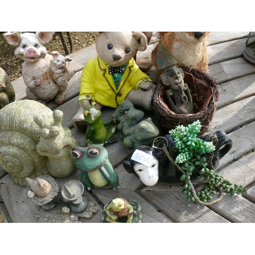 529B - COLECTION OF GARDEN ORNAMENTS TO INCLUDE SUNFLOWER, PIGS, HARE, BASIL BRUSH, FROGS, SNAIL, MOUSE AND... 