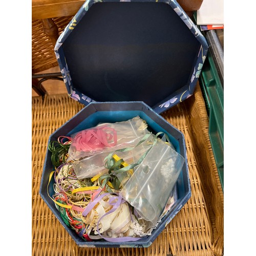 231 - LARGE TRAY OF KNITTING AND SEWING ITEMS (CRATE NOT INCLUDED)