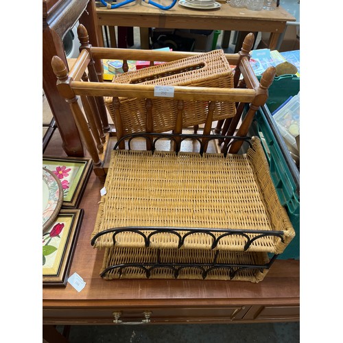 232 - WOODEN MAGAZINE RACK, WICKER TISSUE BOX COVER AND A WICKER AND METAL 2 TIER TRAY