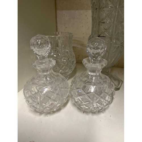 199 - SELECTION OF CRYSTAL AND GLASSWARE TO INCLUDE GREEN SCENT BOTTLE WITH DIAMANTE DECORATION AND CRYSTA... 