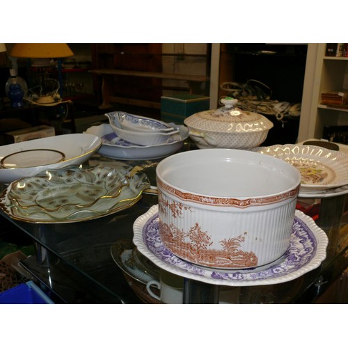 210 - NICE COLLECTION OF CHINA AND GLASSWARE TO INCLUDE ROYAL DOULTON 'GRANTHAM', WEDGWOOD, COPELAND SPODE... 