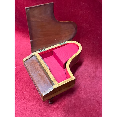 4 - VINTAGE MUSICAL (WORKING) JEWELLERY BOX IN THE SHAPE OF A PIANO WITH FLAMENCO DANCER DESIGN