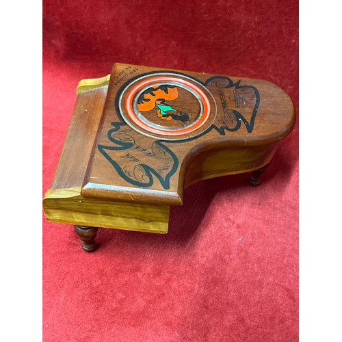 4 - VINTAGE MUSICAL (WORKING) JEWELLERY BOX IN THE SHAPE OF A PIANO WITH FLAMENCO DANCER DESIGN