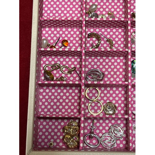 36 - TRAY OF COSTUME JEWELLERY INCLUDING A 925 SILVER NECKLACE, SEVERAL PAIRS OF EARRINGS, DIAMANTE CROSS... 