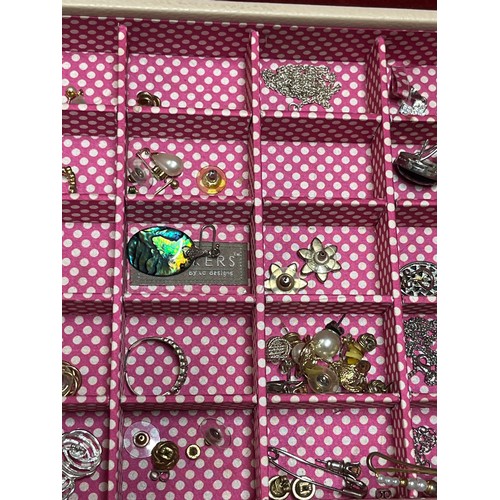 36 - TRAY OF COSTUME JEWELLERY INCLUDING A 925 SILVER NECKLACE, SEVERAL PAIRS OF EARRINGS, DIAMANTE CROSS... 