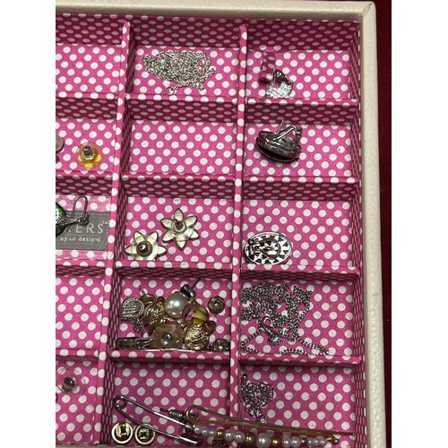 36 - TRAY OF COSTUME JEWELLERY INCLUDING A 925 SILVER NECKLACE, SEVERAL PAIRS OF EARRINGS, DIAMANTE CROSS... 