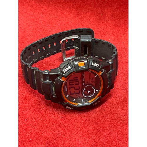 45 - A DIGITAL SPORTS WATCH IN BLACK AND ORANGE - WORKING WHEN LOTTED