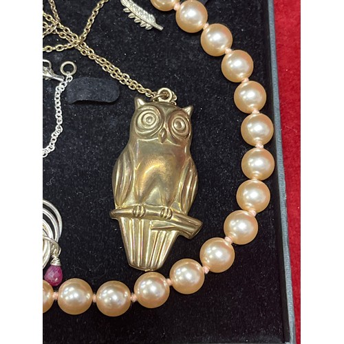 38 - SELECTION OF COSTUME JEWELLERY TO INCLUDE A LARGE BRASS OWL PENDANT ON CHAIN, A GREEN TEAR DROP SHAP... 