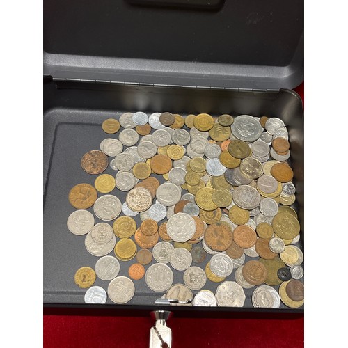 27 - LARGE CASH TIN WITH COINS AND BANK NOTES CONTENTS. CYPRUS £1.00 NOTE, GAMBIA 1 DALASI, BRITISH AND F... 