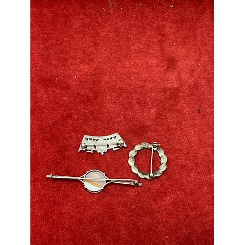 52 - 3 VINTAGE STERLING SILVER BROOCHES INCLUDING AN AGATE BAR BROOCH (MARKED STERLING), A GALLEON CORONE... 