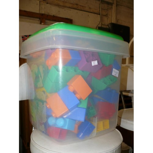 418 - LARGE TUB OF LEGO DUPLO BRICKS