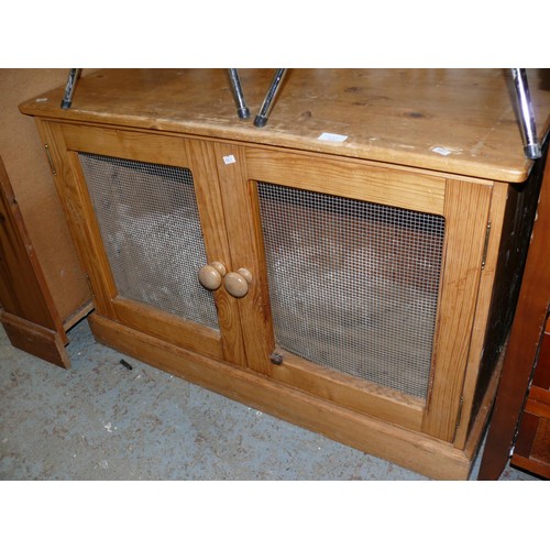 419 - LARGE LOW PINE 2 DOOR CABINET WITH MESH FRONTS