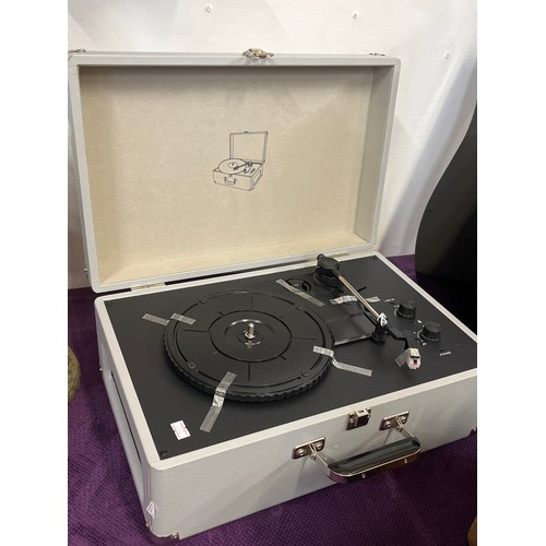 113 - REKA VINTAGE SUITCASE TURNTABLE