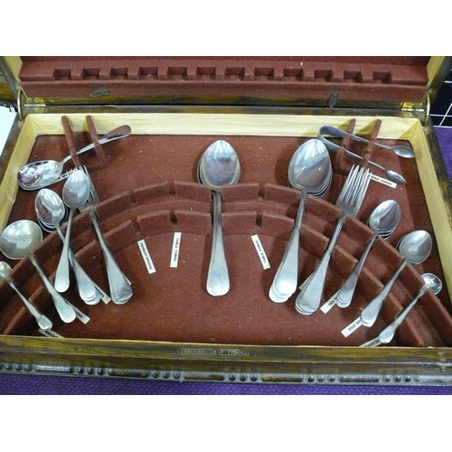 66 - VINTAGE OAK FITTED CUTLERY BOX WITH CONTENTS OF A PART SET OF VINTAGE CUTLERY MARKED WWWW