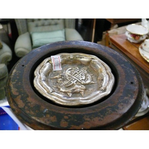 105 - VINTAGE WOODEN BOBBIN STAND ASHTRAY WITH CLAW FEET WITH A HALLMARKED MALTESE SILVER ASHTRAY