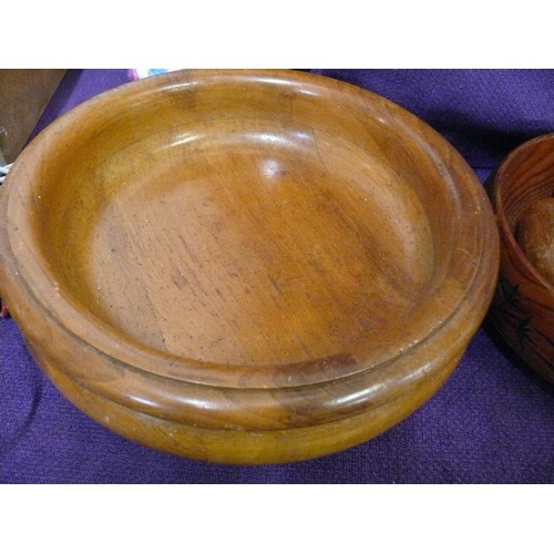 124 - 3 WOODEN TREEN FRUIT BOWLS PLUS A SELECTION OF WOODEN FRUIT