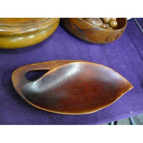 124 - 3 WOODEN TREEN FRUIT BOWLS PLUS A SELECTION OF WOODEN FRUIT