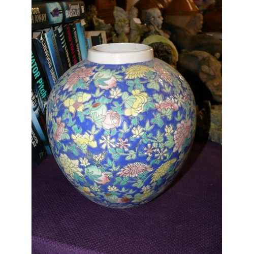 140 - LARGE CHINESE FAMILLE ROSE GINGER JAR AND A PLANT POT IN CREAM AND GREEN