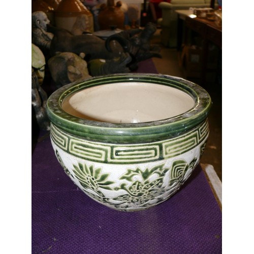 140 - LARGE CHINESE FAMILLE ROSE GINGER JAR AND A PLANT POT IN CREAM AND GREEN