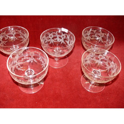 95 - 5 VERY NICE VINTAGE ETCHED GLASS DISHES PLUS A SMALL COLLECTION OF BRASS AND A SWIZA 7 JEWEL DESK CL... 