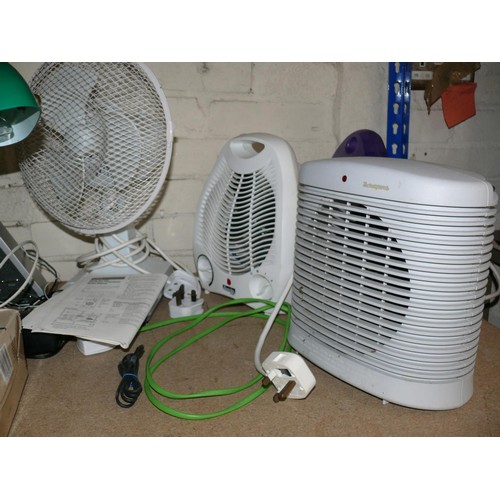 186 - SHELF OF HOUSEHOLD ELECTRICALS INCLUDING DESK FAN, HEATERS, 2000W HAIRDRYER, BANKERS LAMP