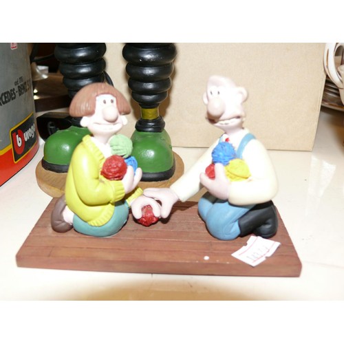 222 - WALLACE AND  GROMIT FIGURES PLUS WALLACE & WENDOLENE AND A WRONG TROUSERS DESK TIDY