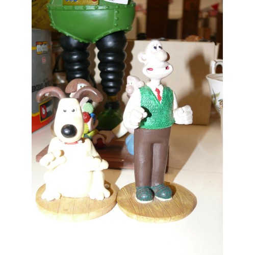 222 - WALLACE AND  GROMIT FIGURES PLUS WALLACE & WENDOLENE AND A WRONG TROUSERS DESK TIDY