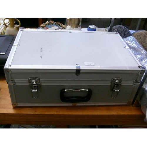 226 - ROLLEI FOTOTECHNIC SLIDE PROJECTOR ROLLEIVISION 35 TWIN DIGITAL IN FITTED ALUMINIUM CASE WITH HALOGE... 