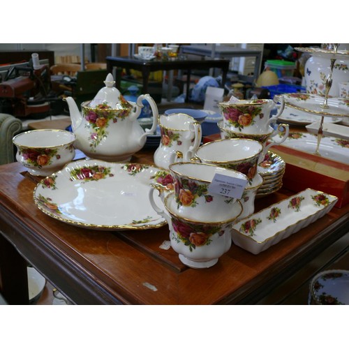 237 - ROYAL ALBERT 'OLD COUNTRY ROSES' TEA SERVICE WITH TEAPOT, SUGAR BOWL, MILK JUG, CAKE STAND 6 TEA PLA... 