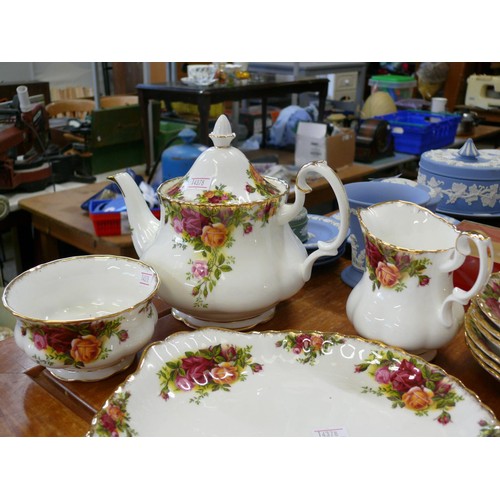 237 - ROYAL ALBERT 'OLD COUNTRY ROSES' TEA SERVICE WITH TEAPOT, SUGAR BOWL, MILK JUG, CAKE STAND 6 TEA PLA... 