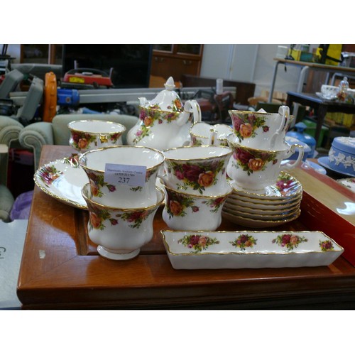 237 - ROYAL ALBERT 'OLD COUNTRY ROSES' TEA SERVICE WITH TEAPOT, SUGAR BOWL, MILK JUG, CAKE STAND 6 TEA PLA... 