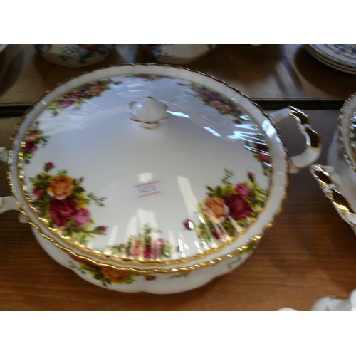 238 - ROYAL ALBERT 'OLD COUNTRY ROSES' DINNER SERVICE WITH 10 DINNER PLATES, 8 DESERT BOWLS,  6 TEA PLATES... 